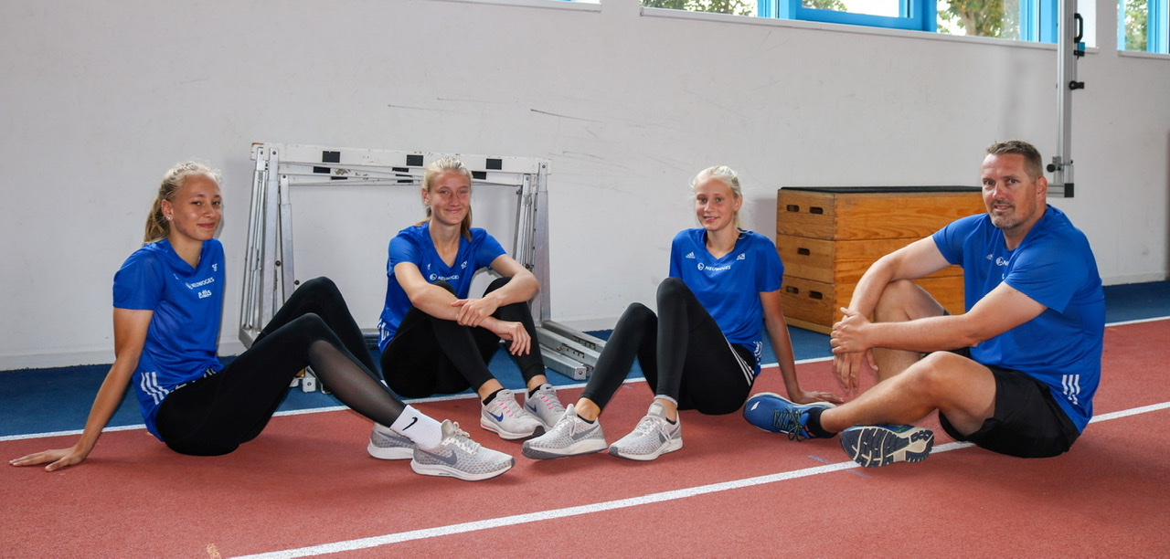 Ciara Niemann, Hilke Thamke und Lea Führer mit Trainer Carsten Hodea